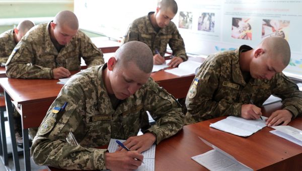 Военнослужащие ВСУ во время военных учений на Яворовском полигоне во Львовской области