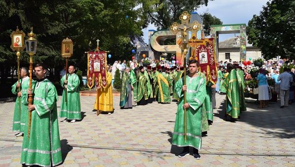 Крестный ход в День семьи, любви и верности, который прошел в Детском парке Симферополя