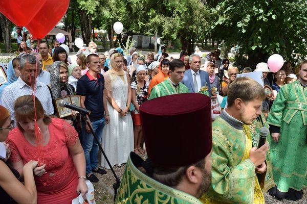 Молебен в честь Дня семьи, любви и верности, который прошел в детском парке Симферополя Молебен в честь Дня семьи, любви и верности, который прошел в детском парке Симферополя