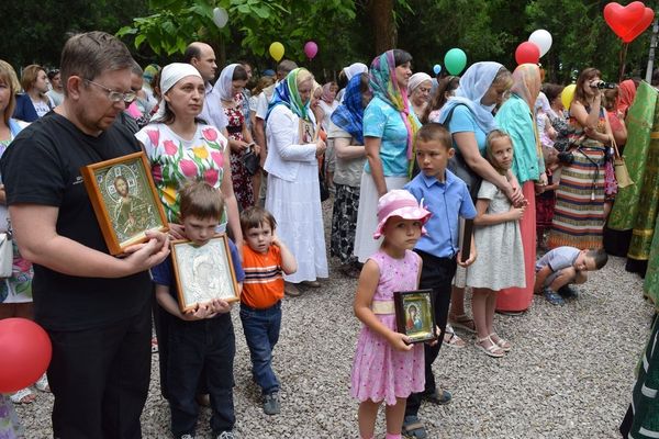 Участники крестного хода, который прошел в День семьи, любви и верности в Детском парке Симферополя Участники крестного хода, который прошел в День семьи, любви и верности в Детском парке Симферополя