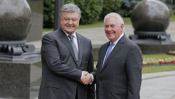 Президент Украины Петр Порошенко и госсекретарь США Рекс Тиллерсон во время встречи в Киеве. 9 июля 2017