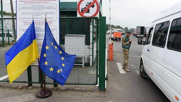 Контрольно-пропускной пункт на границе Украины с Польшей в 100 км от Львова