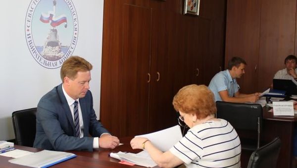 Врио губернатора Севастополя Дмитрий Овсянников представил в Севастопольскую городскую избирательную комиссию документы для регистрации кандидатом на выборах губернатора города