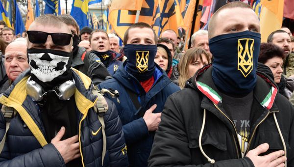 Представители националистических организаций во время митинга в центре Киева