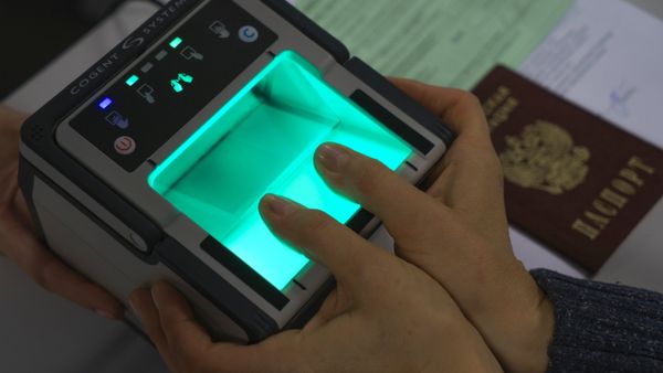 Демонстрация процедуры снятия биометрических данных в визовом центре. Архивное фото