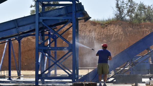 На полигоне твердых коммунальных отходов в селе Тургенево Белогорского района монтируют мусоросортировочный завод