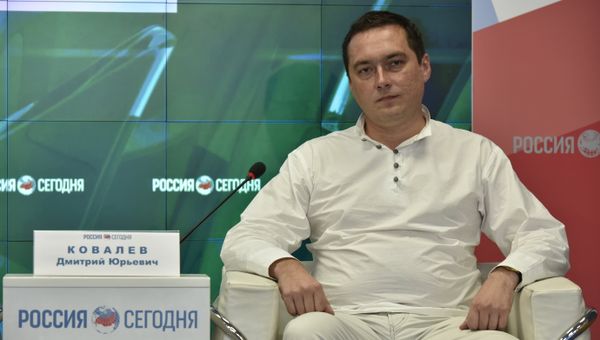 Координатор фестиваля In Vino Veritas Дмитрий Ковалев на пресс-конференции в мультимедийном пресс-центре МИА Россия сегодня в Симферополе Координатор фестиваля In Vino Veritas Дмитрий Ковалев на пресс-конференции в мультимедийном пресс-центре МИА Россия сегодня в Симферополе
