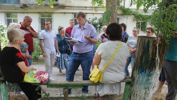 Активисты ОНФ в Крыму проверили состояние аварийного дома и ход строительства нового жилья в поселке Гвардейское