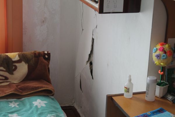 Трещина в аварийном доме в поселке Гвардейское Симферопольского района