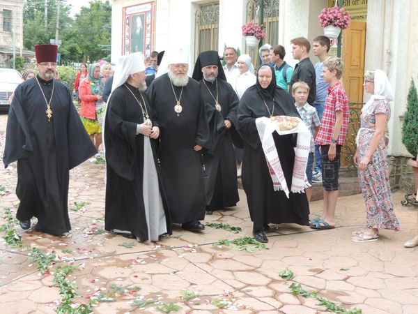  Первоиерарх Русской Православной церкви заграницей, митрополит Восточно-Американский и Нью-Йорский Иларион (в центре) посетил Свято-Троицкий женский монастырь в Крыму