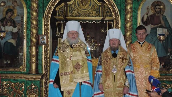 Первоиерарх Русской Православной церкви заграницей, митрополит Восточно-Американский и Нью-Йорский Иларион (слева) и митрополит Симферопольский и Крымский Лазарь в Свято-Троицком женском монастыре в Крыму