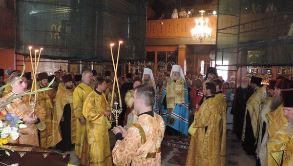 Первоиерарх Русской Православной церкви заграницей, митрополит Восточно-Американский и Нью-Йорский Иларион (в центре) посетил Свято-Троицкий женский монастырь в Крыму