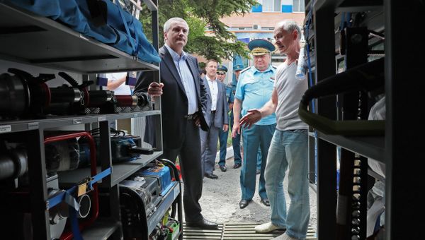 Глава Республики Крым Сергей Аксенов осмотрел современную технику Главного управления МЧС России по РК