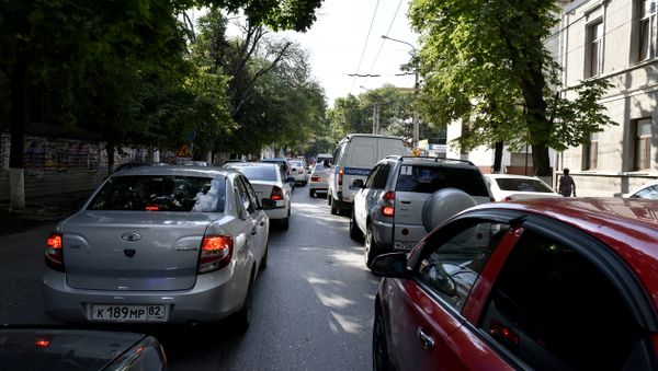 Автомобильный затор в Симферополе. Архивное фото Автомобильный затор в Симферополе. Архивное фото