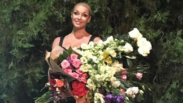 Балерина Анастасия Волочкова с цветами, подаренными во время выступления в Феодосии