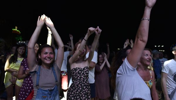 Зрители на концерте группы Ундервуд, который состоялся в рамках винно-гастрономического фестиваля In Vino Veritas в Коктебеле Зрители на концерте группы Ундервуд, который состоялся в рамках винно-гастрономического фестиваля In Vino Veritas в Коктебеле