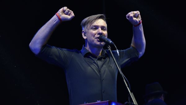 Солист группы Ундервуд Владимир Ткаченко на концерте в рамках винно-гастрономического фестиваля In Vino Veritas в Коктебеле Солист группы Ундервуд Владимир Ткаченко на концерте в рамках винно-гастрономического фестиваля In Vino Veritas в Коктебеле