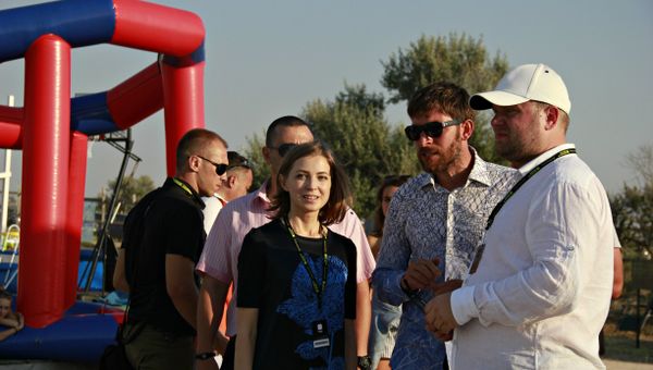 Депутат Госдумы Наталья Поклонская, глава Мининформации РК Дмитрий Полонский (крайний справа) и премьер-министр Чечни Абубакар Эдельгериев (второй справа) на фестивале экстремальных видов спорта Extreme Крым 2017