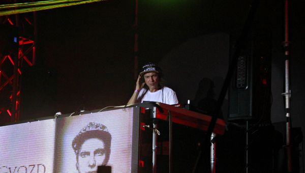 Создатель проекта Пиратская станция Dj Gvozd (Константин Нестеров) на открытии фестиваля экстремальных видов спорта Extreme Крым