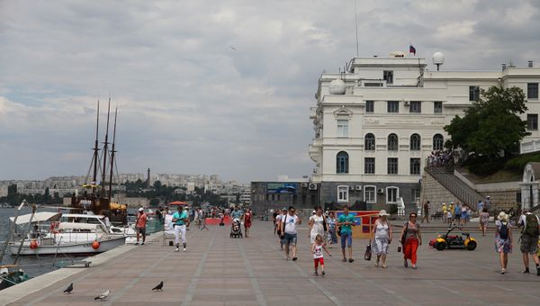 Жители Севастополя прогуливаются по городской набережной