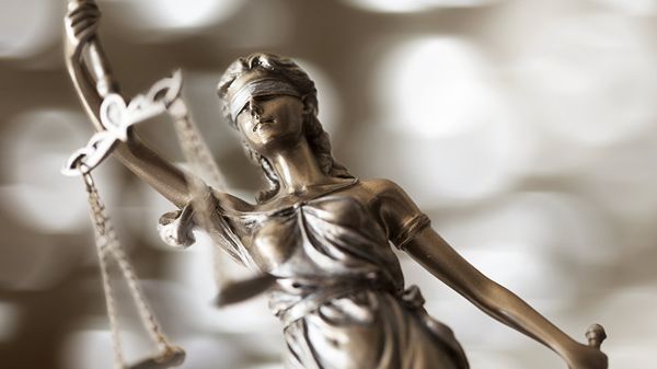 Статуэтка богини правосудия Фемиды