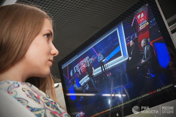 Девушка смотрит ток-шоу Прямым текстом на телеканале ZIK