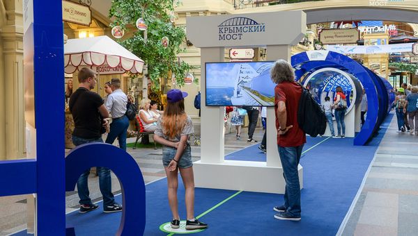 Выставка в московском ГУМе, посвященная строительству моста через Керченский пролив