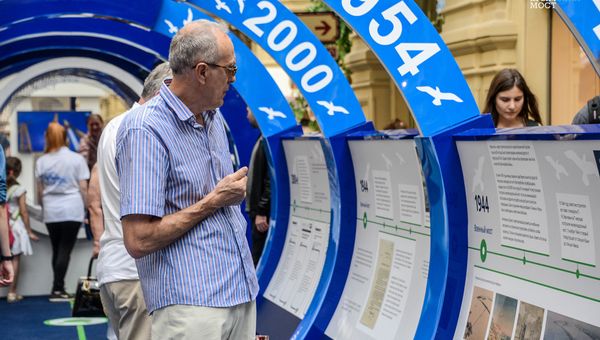Выставка в московском ГУМе, посвященная строительству моста через Керченский пролив