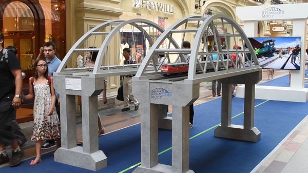 В московском ГУМе открылась выставка, посвященная Крымскому мосту