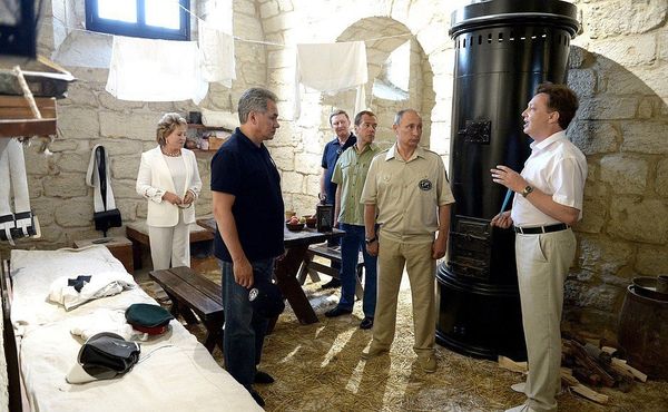 Вадим Хапаев проводил экскурсию для первых лиц государства на Константиновской батарее  
