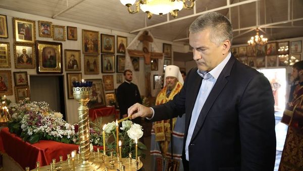 Глава Крыма Сергей Аксенов в симферопольском Свято-Екатерининском храме