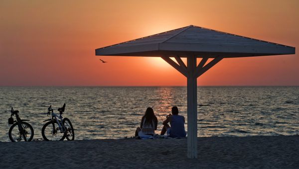 Отдыхающие на пляже на берегу Черного моря в поселке Оленевка на мысе Тарханкут в Крыму. Архивное фото