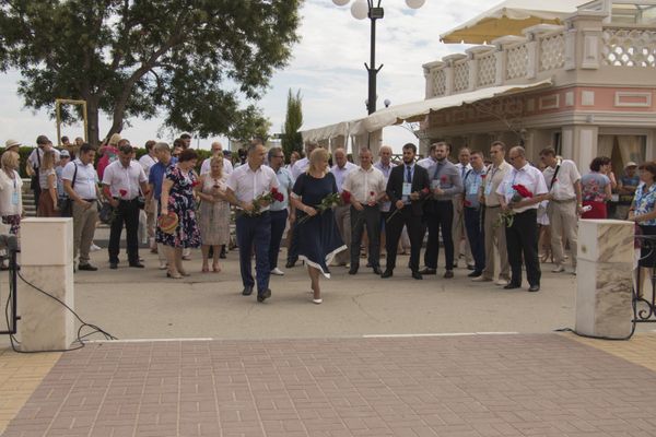 Возложение цветов к памятнику И. К. Айвазовского в честь празднования его 200-летнего юбилея в Феодосии Возложение цветов к памятнику И. К. Айвазовского в честь празднования его 200-летнего юбилея в Феодосии