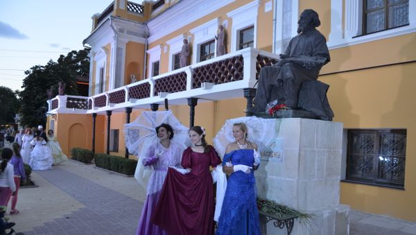 Театрализованная постановка 200 лет триумфа перед галереей им. И. К. Айвазовского в Феодосии