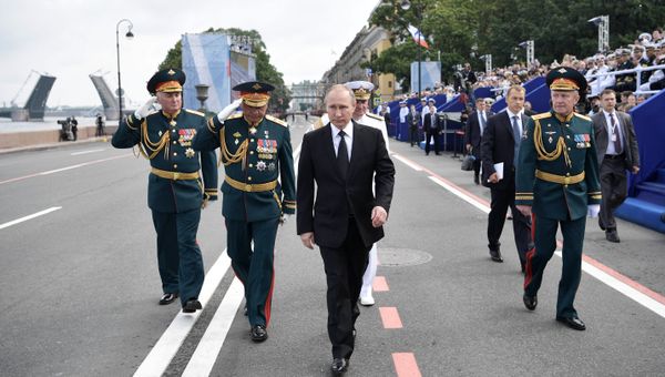 Верховный главнокомандующий РФ Владимир Путин на Адмиралтейской набережной в Санкт-Петербурге перед началом парада по случаю Дня Военно-морского флота РФ. 30 июля 2017