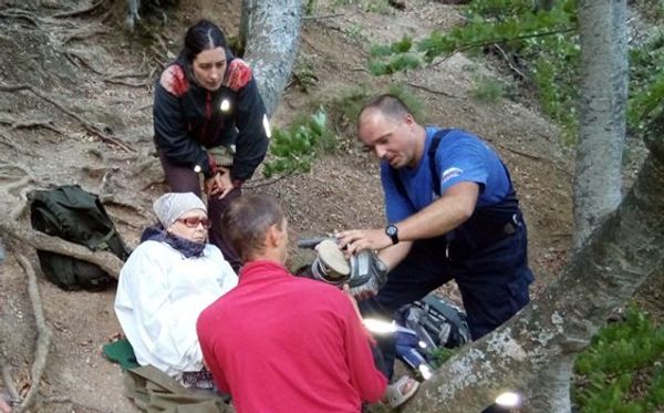 Специалисты Крым-СПАС помогают туристке, которая повредила ногу в во время восхождения на гору Демерджи на Южном берегу Крыма
