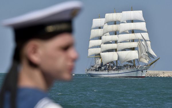 Парусник Херсонес на военно-спортивном празднике в честь дня ВМФ России в Севастополе