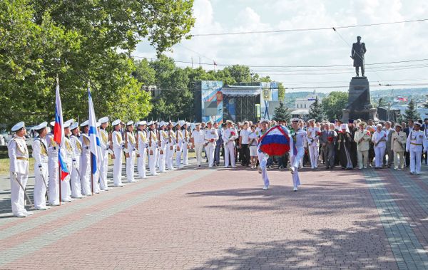 Церемония возложения цветов к Вечному огню на площади Нахимова в Севастополе