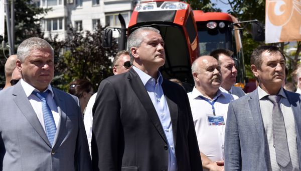 Первый заместитель губернатора Владимирской области Алексей Конышев (слева) и глава Республики Крым Сергей Аксенов (в центре) на выставке промышленного потенциала Владимирской области в Симферополе