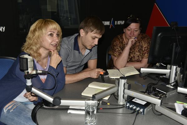 Диктор новостей радио Спутник в Крыму Елена Ильницкая (слева), звукорежиссер радио Андрей Живило, шеф-продюсер радиоэфира Юлия Егошина (справа)