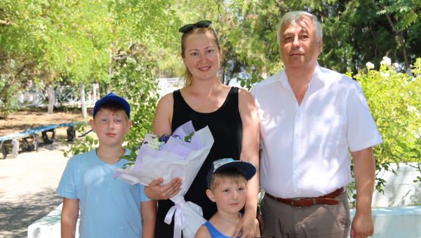 Екатерина Анциферова с сыновьями и генеральным директором ООО Морская дирекция Сергеем Якушевым Екатерина Анциферова с сыновьями и генеральным директором ООО Морская дирекция Сергеем Якушевым