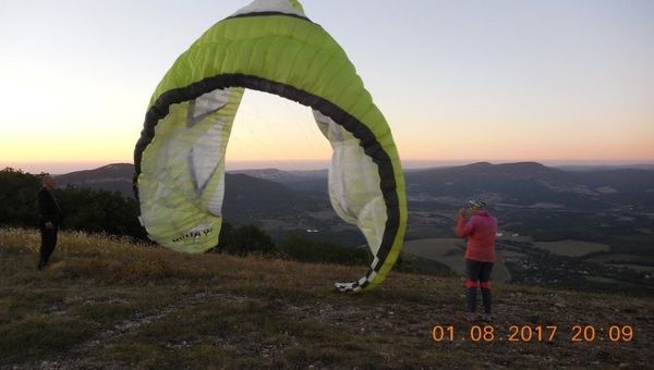 Спасение парапланериста, который зацепился парашютом за дерево на высоте 25 метров