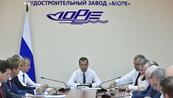 Председатель Правительства России Дмитрий Медведев проводит совещание о перспективах развития промышленности в Республике Крым и Севастополе на судостроительном заводе Море в Феодосии