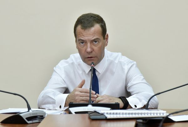  Председатель Правительства России Дмитрий Медведев проводит совещание о перспективах развития промышленности в Республике Крым и Севастополе на судостроительном заводе Море в Феодосии 