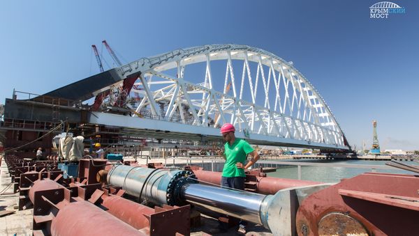 Подготовка железнодорожной арки моста через Керченский пролив к погрузке на плавсистему