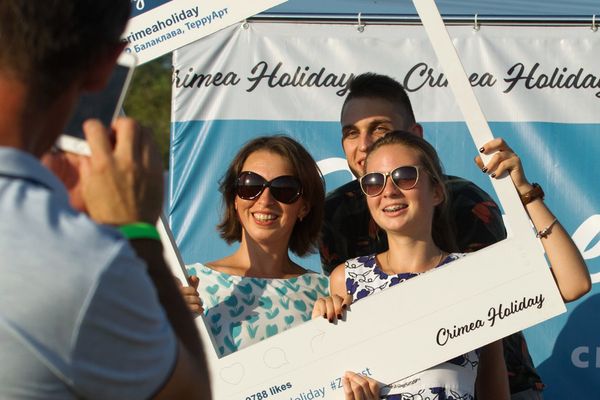 Молодые люди фотографируются на музыкальном фестивале #ZBFest в Балаклаве