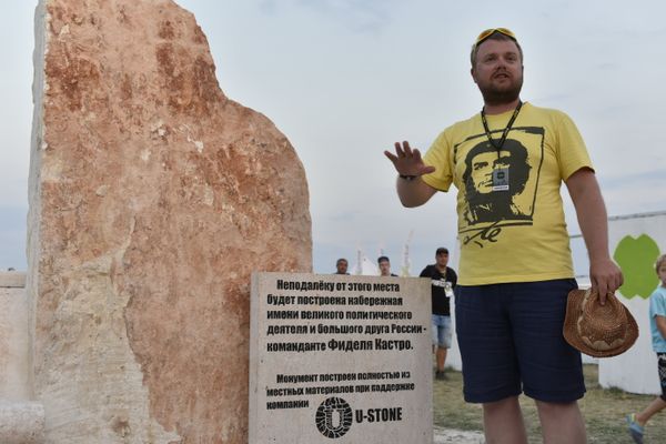 Министр информации и внутренней политики Республики Крым Дмитрий Полонский возле памятника Фиделю Кастро, открытого на территории фестиваля экстремальных видов спорта Extreme Крым 2017
