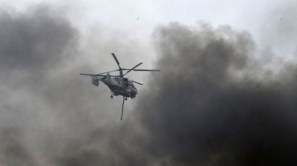 Пожарный вертолет Ка-32 МЧС РФ тушит возгорание