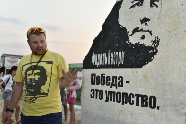Министр информации и внутренней политики Республики Крым Дмитрий Полонский возле памятника Фиделю Кастро, открытого на территории фестиваля экстремальных видов спорта Extreme Крым 2017 Министр информации и внутренней политики Республики Крым Дмитрий Полонский возле памятника Фиделю Кастро, открытого на территории фестиваля экстремальных видов спорта Extreme Крым 2017