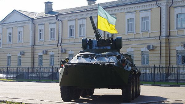 БТР у мемориального комплекса Украина во Второй мировой войне. Киев, Украина